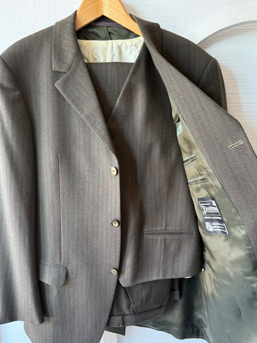 VTG 60s C&A Formtreu 3-Piece Pinstripe Suit | Pure New Wool | Size 44S W36xL29